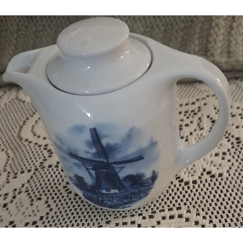 Delft - Blauw Made in Holland Individual Tea Pot Hand Decorated